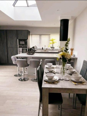 New, modern 4 bed, 3 bath house ,free parking